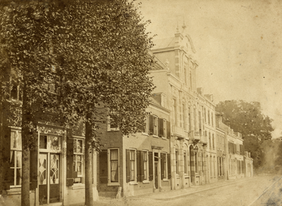 94768 Gezicht in de 1e Dorpsstraat te Zeist, uit het noordwesten; met in het midden het gemeentehuis (Wijk A, nr. 59). ...